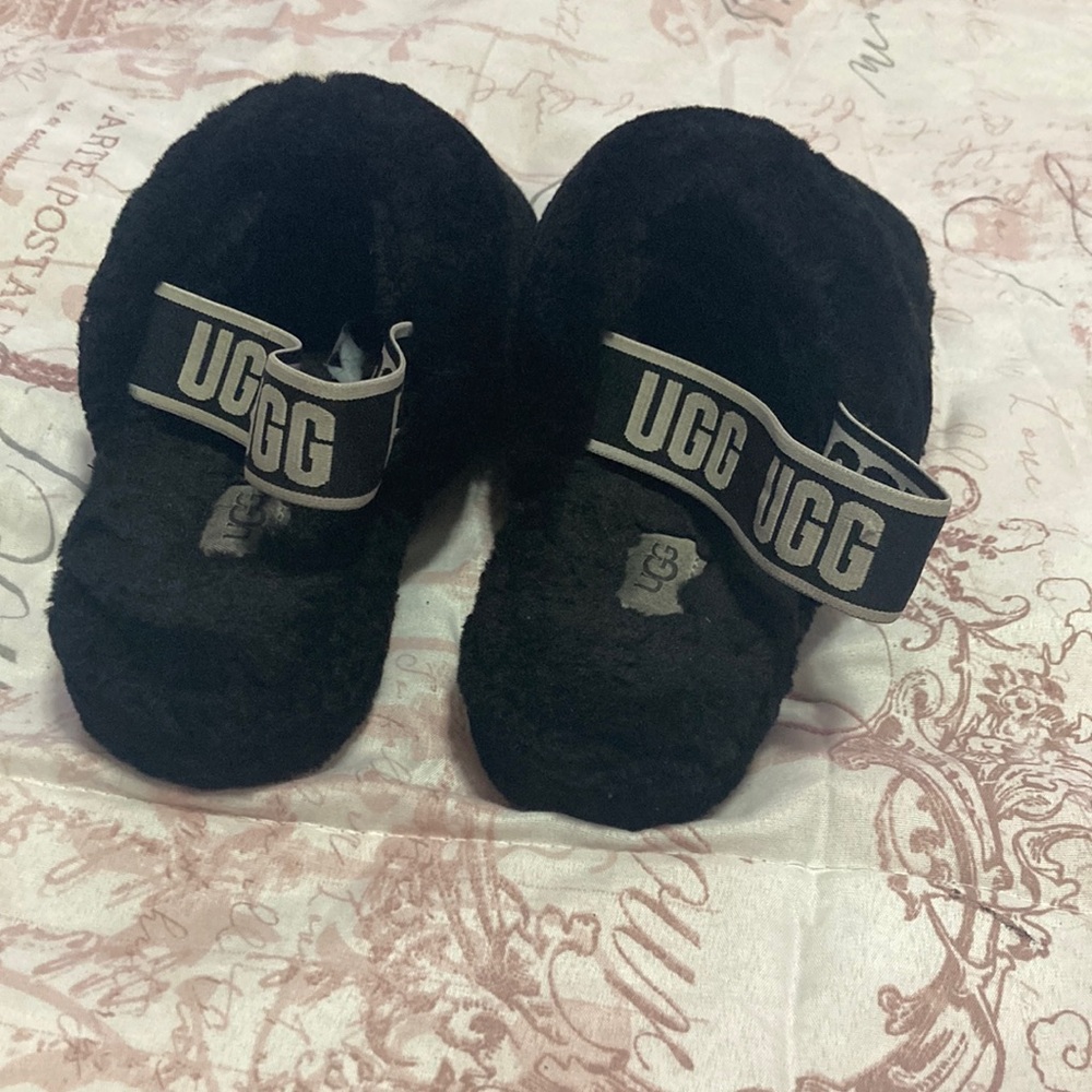 black ugg slippers size 6